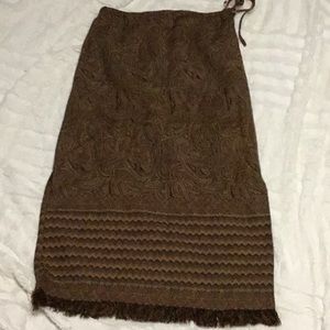 Long maxi skirt w/ fringe